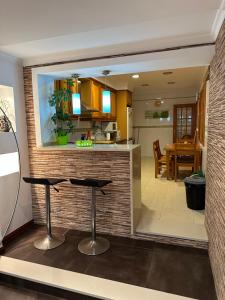 uma cozinha e sala de estar com um balcão e uma mesa em Ocean Guesthouse Baleal em Ferrel