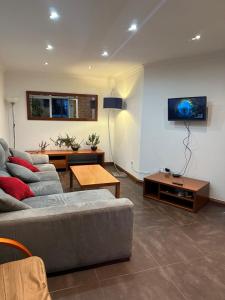 uma sala de estar com um sofá e uma mesa em Ocean Guesthouse Baleal em Ferrel