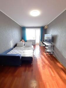 une chambre avec un lit et un bureau avec un ordinateur portable dans l'établissement Слава Героям 11 Двокімнатна квартира з ванною і кондиціонером Безконтактне заселення 24-7, à Poltava