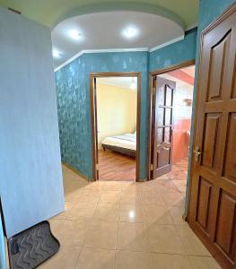 une pièce avec une chambre à coucher avec un lit dedans dans l'établissement Слава Героям 11 Двокімнатна квартира з ванною і кондиціонером Безконтактне заселення 24-7, à Poltava