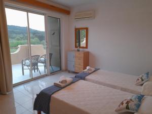 A bed or beds in a room at Sunset View Appartment (Thanasis 3)