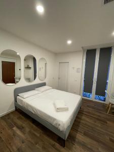 een slaapkamer met een groot bed en 4 spiegels bij Luxury 4 al duomo di parma in Parma