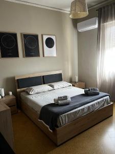 una camera da letto con un letto grande in una stanza di S&S a Palermo