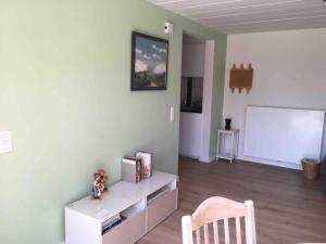 ein Wohnzimmer mit einer weißen Wand und einem weißen Brett in der Unterkunft 'het T-huisje' volledig ingerichte studio in Löwen