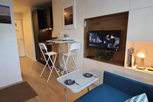 TV a/nebo společenská místnost v ubytování La Clé de Jules