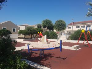 parco giochi con panchina blu di Apartman Branka a Povljana (Pogliana)