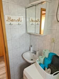 bagno con lavandino e specchio di Apartman Branka a Povljana (Pogliana)