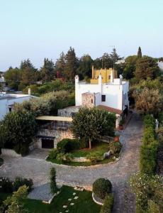 una vista aérea de una casa con patio en Casa Marisa Villa Vacanza en Castellana Grotte