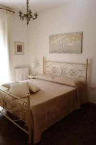 1 dormitorio con 1 cama grande en una habitación en Casa Marisa Villa Vacanza en Castellana Grotte