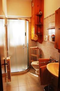 ein Badezimmer mit einer Dusche und 2 WCs in der Unterkunft Casa Marisa Villa Vacanza in Castellana Grotte