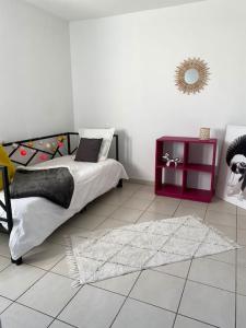 una camera con letto e tavolo viola di Appartement cosy. Merville centre. Proche aéroport et Parc Exposition a Merville Altre 8 foto