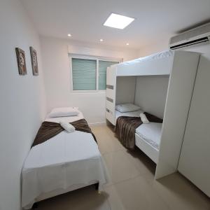 a bedroom with two bunk beds and a window at Flat Luxo no Villa Hípica em Gravata - PE - LocarHouse in Gravatá