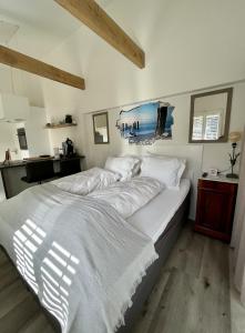 Łóżko lub łóżka w pokoju w obiekcie Tussenrenesseenstrand