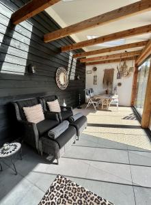 d'une terrasse avec un canapé et une table. dans l'établissement Tussenrenesseenstrand, à Renesse