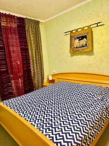 1 dormitorio con 1 cama azul y blanco en T&T Ferienwohnung, en Rheinbrohl