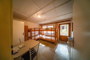 ein Zimmer mit einem Schlafzimmer mit einem Etagenbett darin in der Unterkunft Chatky Máj Máchovo jezero in Doksy