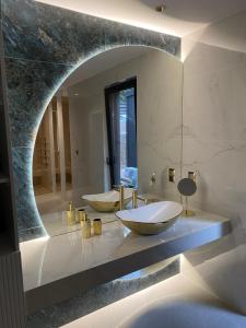 baño con 2 lavabos y espejo grande en Black Diamonds Hill en Istebna
