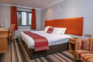 ブラッドフォードにあるBest Western Bradford Guide Post Hotelのベッドとソファのあるホテルの部屋 +37枚の写真