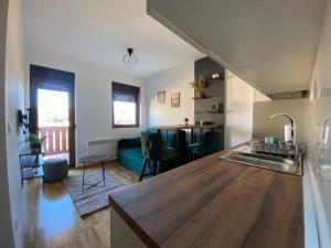 een keuken met een houten aanrecht in een kamer bij Zlatiborika Spa&Lux Apartment in Zlatibor