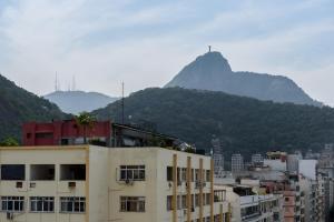 un edificio con una cruz encima con una montaña en Studio a 200m da Praia de Copacabana | FM 144/1105, en Río de Janeiro