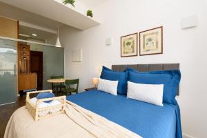 Un dormitorio con una cama azul y una mesa en Studio a 200m da Praia de Copacabana | FM 144/1105, en Río de Janeiro