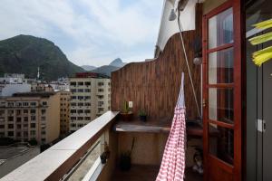 un balcón con una cortina de cuadros roja y blanca en Studio a 200m da Praia de Copacabana | FM 144/1105, en Río de Janeiro