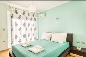 um quarto com uma cama com duas toalhas em Eli Greko Apartament em Chania Town