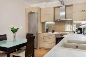 uma cozinha com uma mesa e uma bancada em Eli Greko Apartament em Chania Town