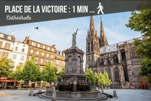 un monument en face d'une cathédrale dans une ville dans l'établissement ※Perrier Fraise※ Coeur de ville ⁕ Appt d'exception, à Clermont-Ferrand