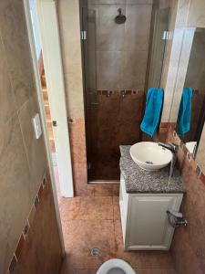 y baño con lavabo y ducha. en Quitumbe - Moderno y cómodo departamento, en Quito