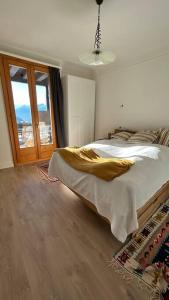 Ένα ή περισσότερα κρεβάτια σε δωμάτιο στο Appartement lumineux au centre du village