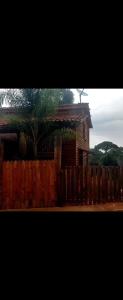 een houten hek voor een huis bij Cabaña Rústica in El Limoncito