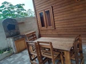 een houten tafel en stoelen op een patio bij Cabaña Rústica in El Limoncito