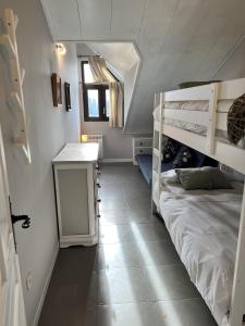 Casa acogedora en Sierra Nevada في موناشيل: غرفة نوم بسريرين بطابقين ومغسلة