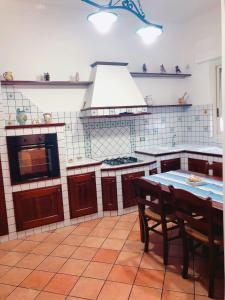 kuchnia ze stołem i kuchenką piekarnik w obiekcie Alle Terme w mieście Misterbianco