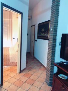 Pokój z drzwiami prowadzącymi do sypialni w obiekcie Alle Terme w mieście Misterbianco