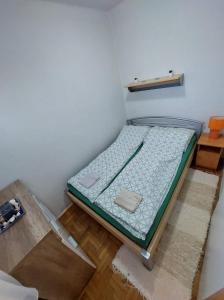 a small bed in a corner of a room at Dorka apartman in Vonyarcvashegy