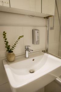 Ένα μπάνιο στο !GoldPath! Passau - Spitalhof I Modern I WLAN I Küche I Balkon I SmartTV mit Wipu