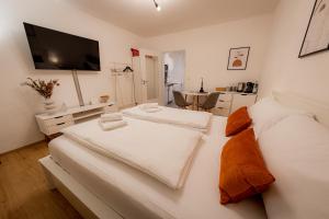 Come4Stay Passau - Spitalhof I Modern I WLAN I Küche I Balkon I SmartTV mit Netflix tesisinde bir odada yatak veya yataklar