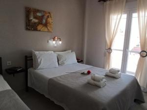 アスプロヴァルタにあるCentral Fountainのベッドルーム1室(白いベッド1台、タオル付)