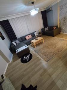 a living room with a couch and a table at Rahatlık şıklık ve konfor in Çekirge