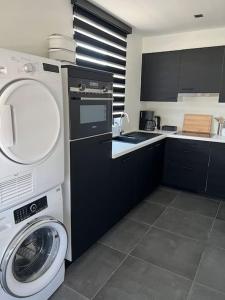 een keuken met een wasmachine en een wasmachine bij A la Vida in Brugge