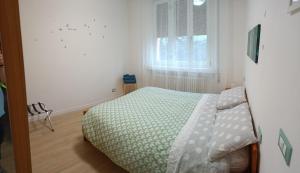 - une chambre avec un lit et une fenêtre dans l'établissement Rio Taglio, à Cervignano del Friuli