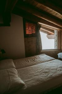 un letto in una camera da letto con finestra di La Tana della Lepre a Saint-Pierre