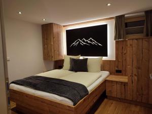 Posteľ alebo postele v izbe v ubytovaní Alpenblühn Appartements Tschagguns