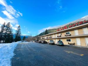 a motel with cars parked in front of a building at Villa Motel in Nelson