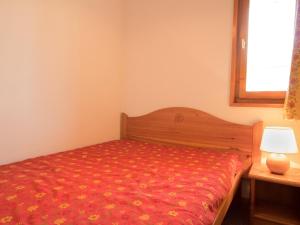 um pequeno quarto com uma cama e uma janela em Appartement Aussois, 3 pièces, 6 personnes - FR-1-508-140 em Aussois