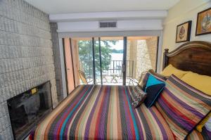ein Schlafzimmer mit einem Bett und einem Kamin in der Unterkunft 305E Three Bedroom Three Bath in Oakland + 28 Fotos