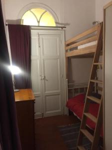 Posteľ alebo postele v izbe v ubytovaní agréable, touche exotique