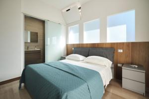 1 dormitorio con 1 cama grande y lavamanos en Oasi dei Geni en Foggia